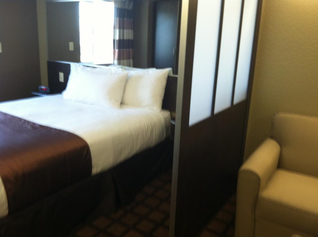 Microtel Inn & Suites Pleasanton Room photo